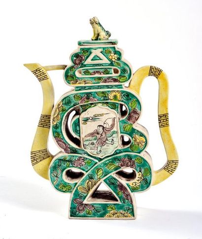null CHINA, QING Dynasty 18th - 19th century

Wine pourer and its lid in green family...
