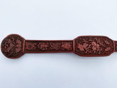 null CHINE XVIIIème siècle - Epoque QIANLONG (1736-1795) 

Sceptre ruyi en laque...