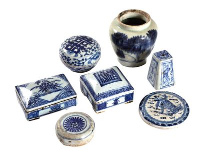 null CHINA - 19th century

Set of seven pieces including two ink stones, three boxes...