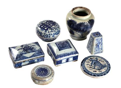 null CHINA - 19th century

Set of seven pieces including two ink stones, three boxes...
