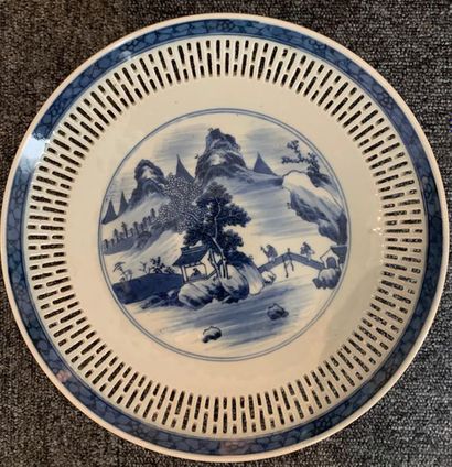 null CHINA - Late 19th century

Porcelain bowl decorated in blue under a central...