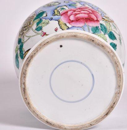 null CHINE - XIXe siècle

Vase couvert de forme balustre en porcelaine à décor d'émaux...