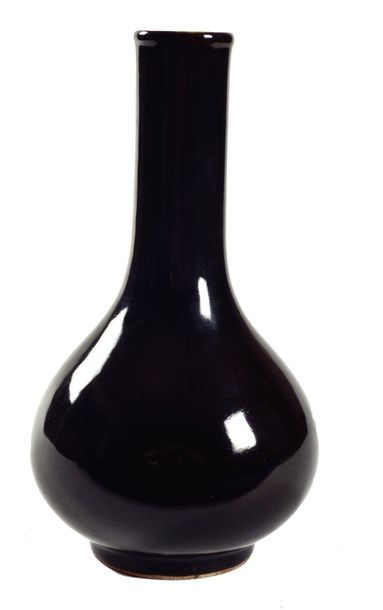 null CHINA - 19th century

Black enamelled porcelain bottle vase. Height 21 cm. ...