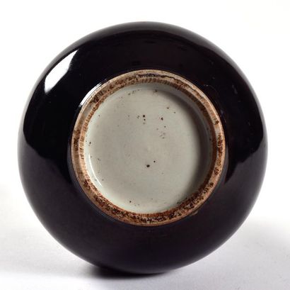null CHINA - 19th century

Black enamelled porcelain bottle vase. Height 21 cm. ...