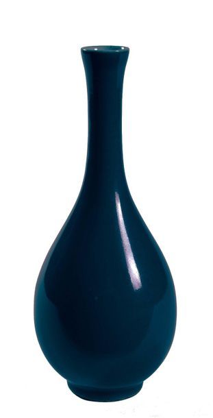 null CHINA - 19th century

Small blue enamelled porcelain bottle vase. 

H. 19 cm....