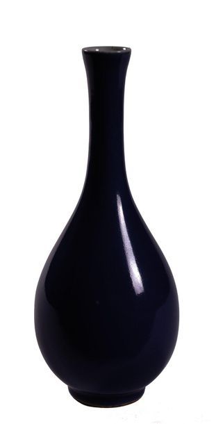 null CHINA - 19th century

Small blue enamelled porcelain bottle vase. 

H. 19 cm....