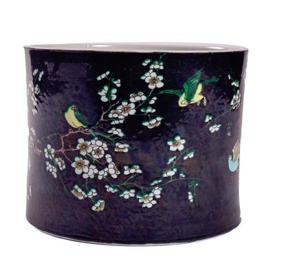 null China XXth
Bitong brush pot in black family porcelain with birds perched on...