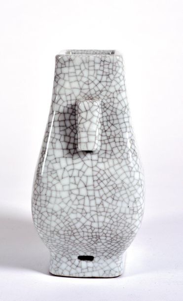 null CHINA

Fanghu" shaped vase in grey cracked enamelled porcelain of the "guan"...