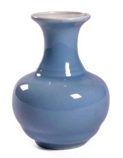null CHINE - XXème siècle

Petit vase à panse ovoïde et col long et ouvert, en porcelaine...