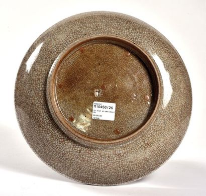 null CHINA - Around 1900

Cracked beige enameled porcelain cup. 

Diam. 26,5 cm....