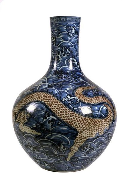 null CHINA - late 19th early 20th century

Porcelain tianqiuping vase with blue decoration

and...