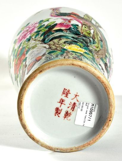 null CHINE - XXe siècle

Grand vase balustre à col évasé en porcelaine émaillée polychrome...