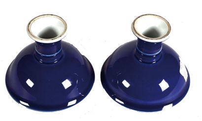 null CHINE - XXe siècle

Deux bols sur piédouche en porcelaine émaillée bleu foncée....