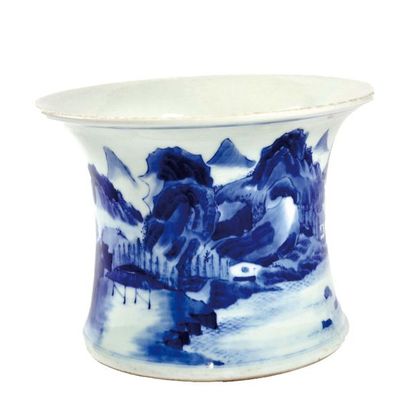 null CHINA - 20th century

Flared brush pot in porcelain decorated in blue under...