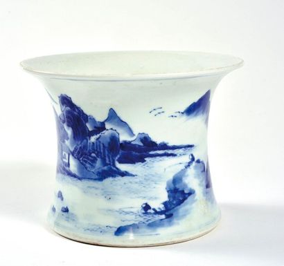 null CHINA - 20th century

Flared brush pot in porcelain decorated in blue under...