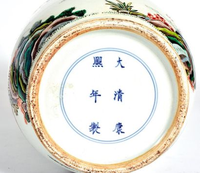 null CHINE - XXe siècle

Vase de forme rouleau en porcelaine émaillée polychrome...