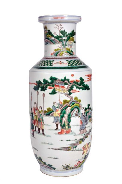 null CHINE - XXe siècle

Vase de forme rouleau en porcelaine émaillée polychrome...
