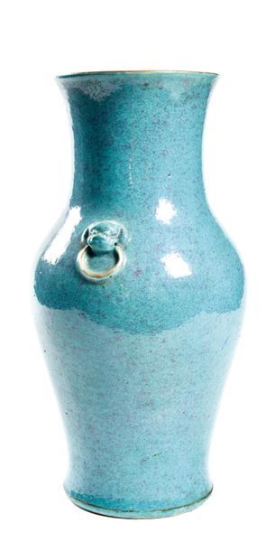 null CHINE - XIXème siècle

Vase balustre à anses appliquées de têtes de lions avec...