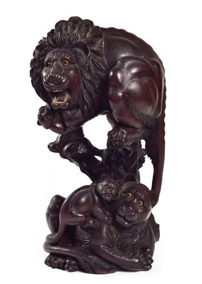 null JAPAN - circa 1900

Important group in patinated wood, representing a family...