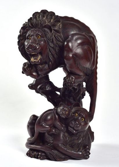 null JAPAN - circa 1900

Important group in patinated wood, representing a family...