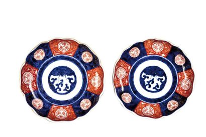 null JAPON, Imari - Epoque MEIJI (1868 - 1912)

Deux coupelles polylobées en porcelaine...