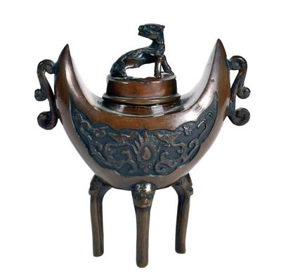 null JAPAN - MEIJI Period (1868 - 1912)

Bronze quadripod perfume burner with a brown...