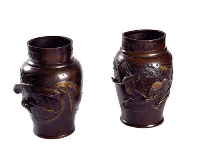null JAPAN - MEIJI Period (1868 - 1912)

Pair of bronze vases with brown patina and...