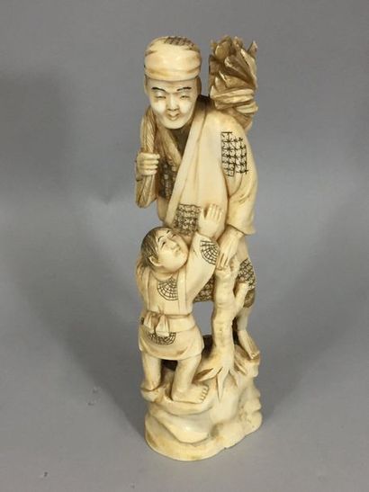null JAPAN, 19th century
Okimono in ivory representing a man and a child.
H. 12,3...