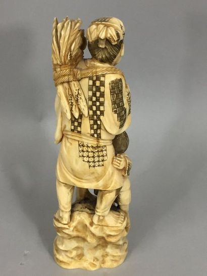 null JAPAN, 19th century
Okimono in ivory representing a man and a child.
H. 12,3...