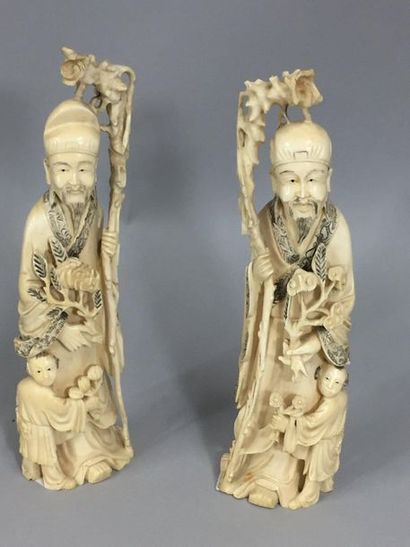 null CHINE XX siècle
Paire d'Okimonos en ivoire, personnages au bâton de longévité.
H....