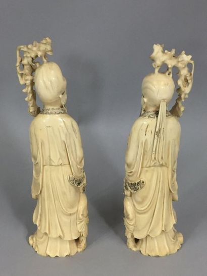 null CHINE XX siècle
Paire d'Okimonos en ivoire, personnages au bâton de longévité.
H....