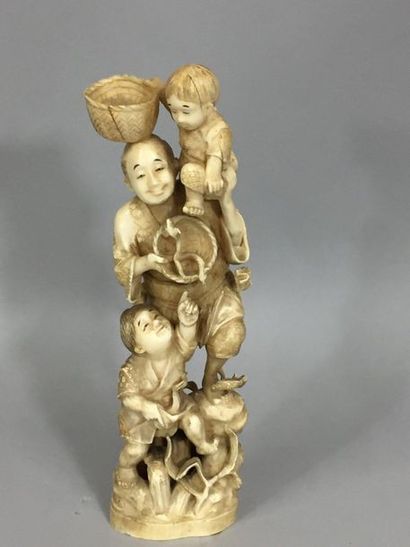 null JAPAN, 19th century
ivory Okimono representing a fisherman and two children....