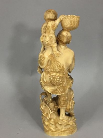 null JAPON, XIX siècle
Okimono en ivoire représentant un pêcheur et deux enfants. 
H....