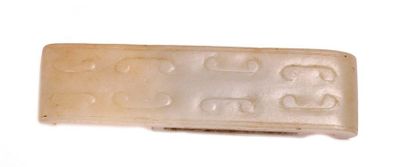 null Boucle de ceinture en néphrite céladon à décor archaïsant.

L. 8,4 cm.


