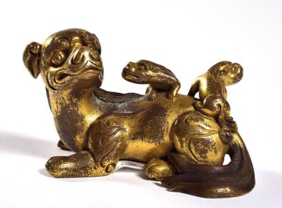 null CHINA

Gilt bronze statuette of a chimera sitting with its head turned backwards,...