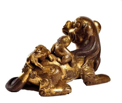 null CHINE

Statuette en bronze doré de chimère assise la tête tournée vers l'arrière,...