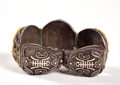 null CHINA - Early 20th century

Silver bracelet filigree and inlaid with three ivory...