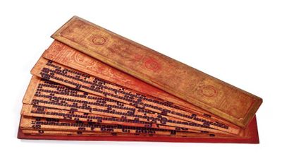 null BIRMANIE - Vers 1900

Livre de prière en laque rouge et or, à douze pages en...