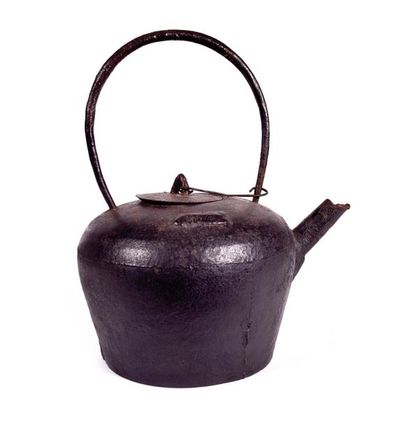 null CHINA - 19th century

Kettle of globular shape made of cast iron. (Accident...