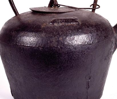 null CHINA - 19th century

Kettle of globular shape made of cast iron. (Accident...