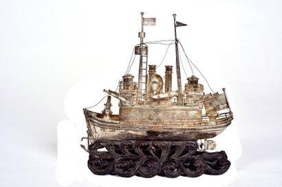 null CHINA - Early 20th century

Small silver steamboat model, the flag decorated...