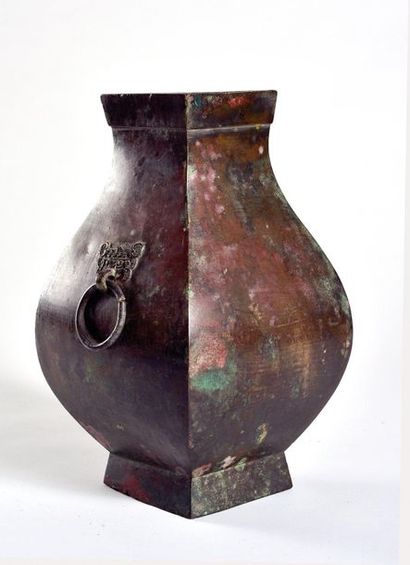 null CHINE - Epoque HAN (206 av. JC - 220 ap. JC)

Vase de forme "fanghu" en bronze...