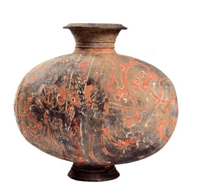 null CHINE - Région du Henan, époque HAN (206 av. JC - 220 ap. JC)

Vase cocon en...