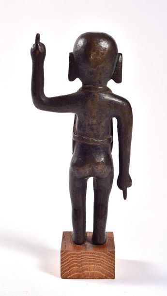 null CHINE - Epoque MING (1368 - 1644)

Statuette de bouddha enfant en bronze à patine...