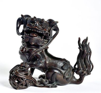 null CHINA - 19th century

Perfume burner in the shape of a Fô dog in bronze with...