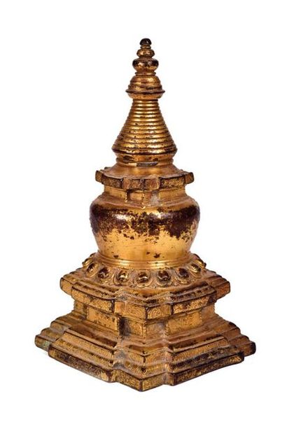 null TIBET - XVIIIème siècle 

Stupa en bronze doré le piètement à étage, ciselé...