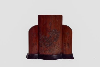 null CHINA - 20th century

Small chiselled bamboo screen in three pieces, decorated...