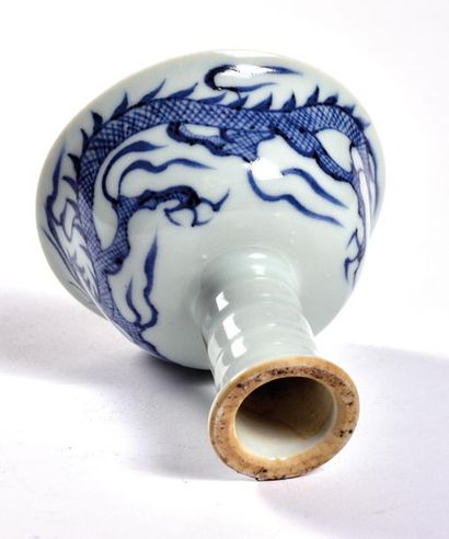 null CHINE - XXème siècle

Coupe sur pied de style Yuan en porcelaine à décor bleu...