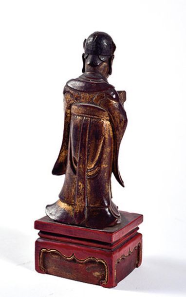 null VIETNAM - XIXe siècle

Petite statuette de dignitaire en bois laqué or, debout...