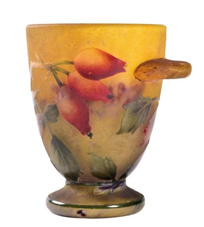 null DAUM

Vase miniature a corps ovoide sur piedouche et anses

laterales pleines...